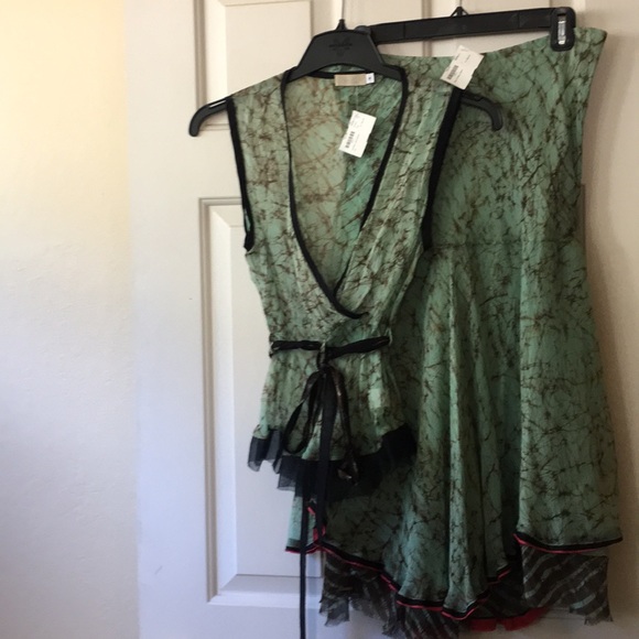 Silk chiffon sleeveless blouse/skirt small tag on - Picture 3 of 4